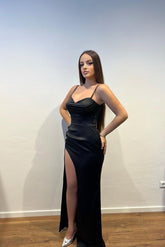 Hermoso vestido de fiesta largo negro con tirantes finos de satén hasta el suelo, sin mangas y con abertura